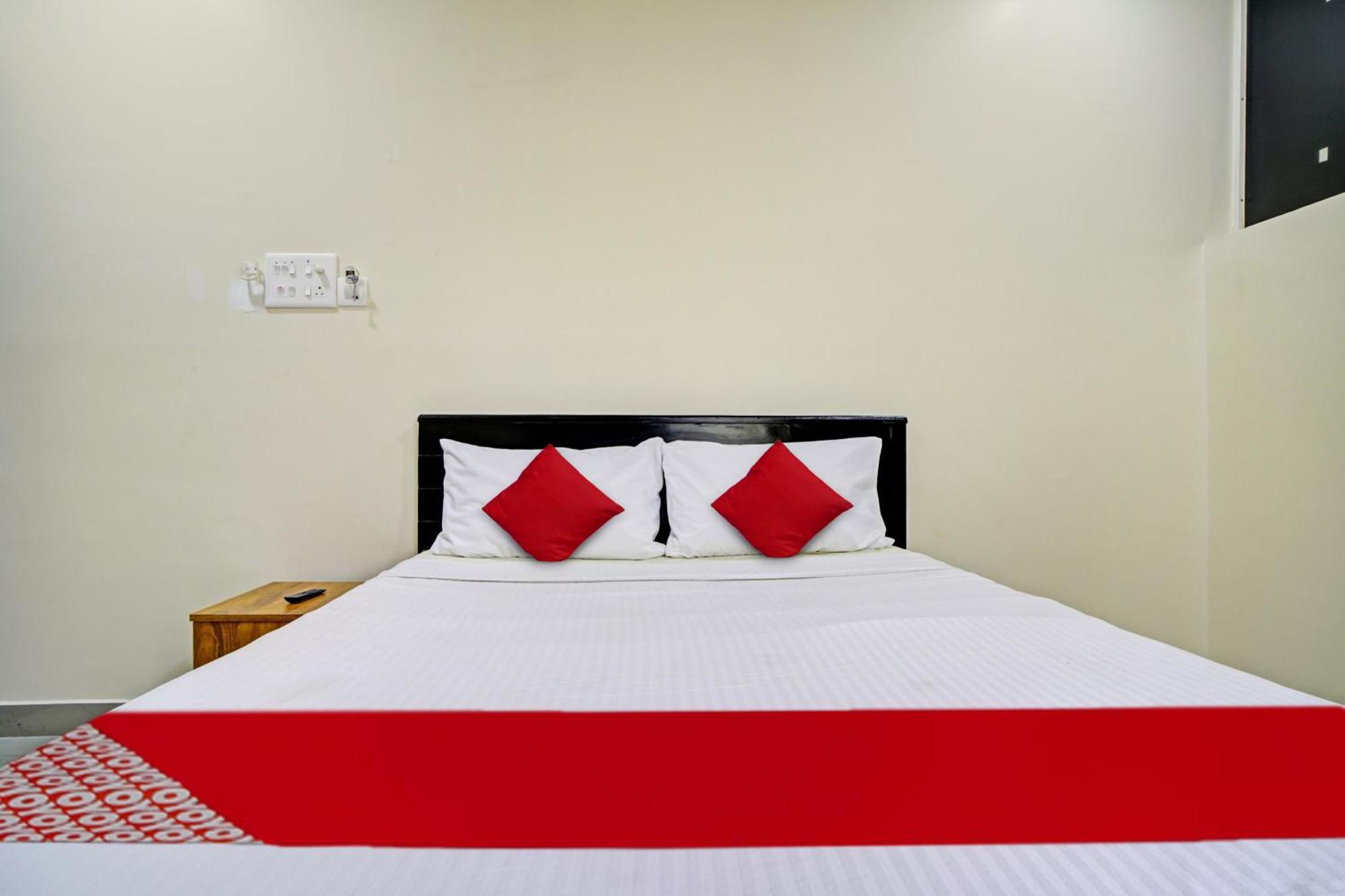 Hotel O Crystal Executive Suites Kochi Exterior foto